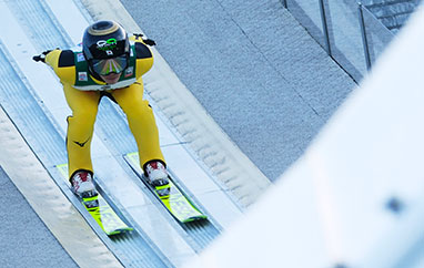 MŚ Oberstdorf: Japończycy pokonują Austriaków, potężne zamieszanie z&nbsp;nartami Prevca