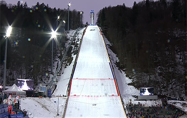 Piątek w Oberstdorfie: Jeden rekord życiowy, jeden rekord skoczni...