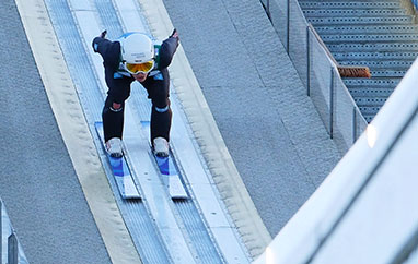 PŚ Vikersund: Kwalifikacje przerwane i odwołane, upadek Tomasiaka