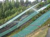 Polewanie wodą igelitu na średniej skoczni w Lahti (Finlandia)