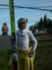 Arttu Lappi (Finlandia) obserwuje wydarzenia na skoczni