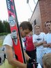 Matti Hautamaeki (Finlandia) rozdaje autografy, w tle Norwegowie
