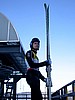 Matti Hautamaeki (Finlandia) ogląda skoki