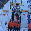 Roar Ljoekelsoey (Norwegia), Janne Ahonen (Finlandia) i Jakub Janda (Czechy) z hostessami