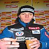 Janne Ahonen (Finlandia) jest za to na konferencji prasowej