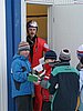 Adam Małysz (Polska) rozdaje kartki z podpisem dzieciom