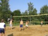 Finowie podczas gry w siatkówkę plażową