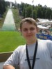 Redaktor Andrew na tle skoczni w Hinterzarten (Niemcy)