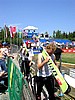 Skoczkowie po skokach idą do boksów.