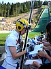 Janne Happonen (Finlandia) rozdaje autografy