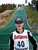 Adam Małysz (Polska) pozuje na tle skoczni