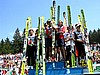 Las nart na podium. Na głównym planie Austriacy, z lewej Japonia, z prawej Polska