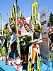 Podium z widziane z boku. Na głównym planie Adam Małysz i Mateusz Rutkowski (Polska)