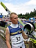 Veli-Matti Lindstroem (Finlandia) obserwuje skoki innych zawodników