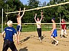 Jussi Hautamaeki (Finlandia) skacze do bloku