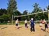 fińscy skoczkowie podczas gry w siatkówkę