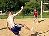 Jussi Hautamaeki (Finlandia) tuż po odbiciu piłki ;)