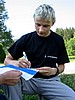 Akseli Kokkonen (Finlandia) podpisuje fińską flagę