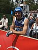 Janne Ahonen (Finlandia) ogląda konkurs