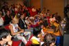 licznie zgromadzeni skoczkowie i dziennikarze na konferencji prasowej