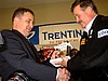 Bernhard Morawietz (przedstawiciel firmy LOOS) i Apoloniusz Tajner podczas wręczania nagrody