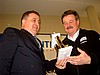 Bernhard Morawietz (przedstawiciel firmy LOOS) i Apoloniusz Tajner podczas wręczania nagrody