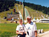 Reinhard Hess (Niemcy) na tle skoczni w Courchevel (Francja)