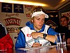 Bjoern Einar Romoeren (Norwegia) odkręca wodę