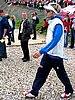 Bjoern Einar Romoeren (Norwegia) idzie popatrzeć na skoki kolegów w I serii