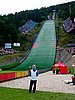 Bjoern Einar Romoeren (Norwegia) na tle skoczni