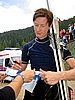 Tami Kiuru (Finlandia) podpisuje kolejną flagę