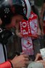Klemens Murańka (Polska) rozdaje autografy