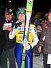 Janne Ahonen (Finlandia) patrzy na tablicę z wynikiem skoku Ljoekelsoeya