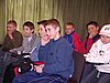 młodzi skoczkowie czekają na ceremonię wręczenia nagród