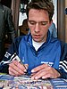 Sigurd Pettersen (Norwegia) podpisuje kalendarze