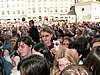 tłumy czekają na upragnione zdjecie i autograf