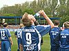 Veli-Matti Lindstroem (Finlandia) uzupełnia płyny