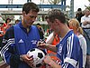 Adam Małysz (Polska) podpisuje piłkę Andreasowi Kuettelowi (Szwajcaria)