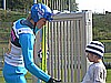 Veli-Matti Lindstroem (Finlandia) rozdaje autografy