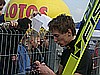 Kamil Stoch (Polska) rozdaje autografy