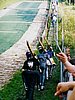 Dwie skoczki i skoczek idą gęsrego na skocznie