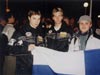 Matti Hautamaeki, Janne Ahonen (Finlandia) i Andrew z flagą