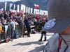 Tłum i naklejka SNC
