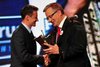 Bronisław Komorowski wręcza nagrodę Adamowi Małyszowi