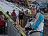 Veli-Matti Lindstroem (Finlandia) męczy się z zapięciami