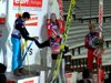 gratulacje dla kolegi z drużyny - Thomas Morgenstern, Gregor Schlierenzauer (Austria), w tle Tom Hilde (Norwegia) i Janne Ahonen (Finlandia)