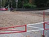 zamknięta droga jest wysypywana korą