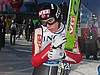 Anders Bardal (Norwegia) sprawdza ile skoczył