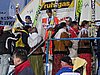 Adam Małysz (Polska) unosi pucharek