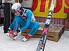 Simon Ammann (Szwajcaria) wiąże buta